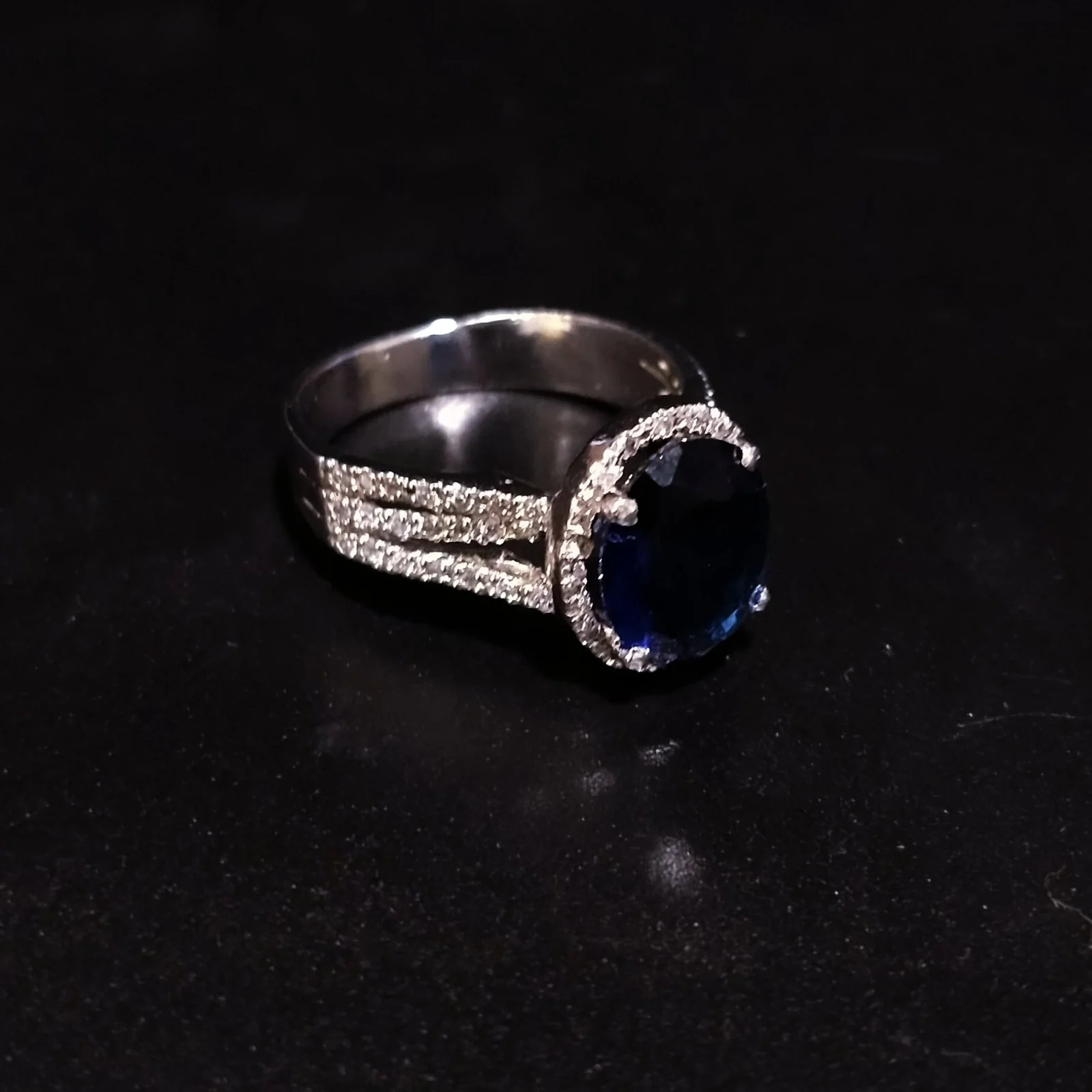 925-Silver-Ring-With-premium-quality-of-zircons-Rhodium-plated2.webp